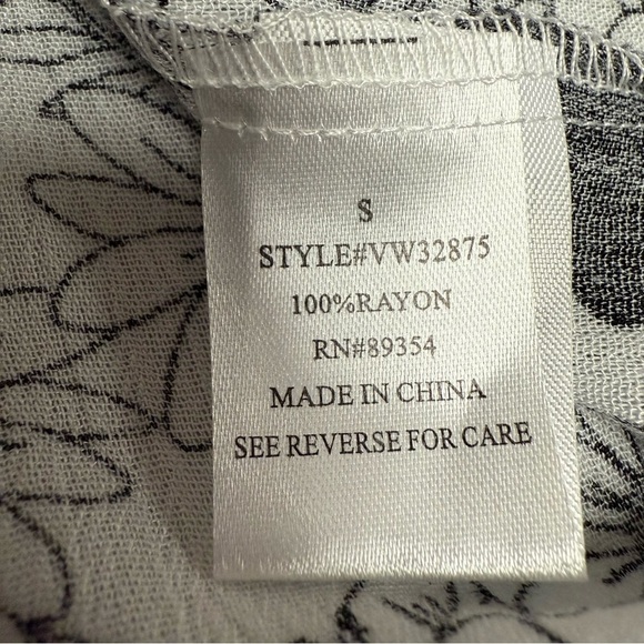 Adrienne Vittadini size small Black & White Puff Sleeve Blouse with3/4 Sleeves - Picture 3 of 6